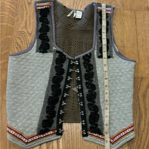 Gimmicks by BKE hook and eye closure vest M - Picture 5 of 7